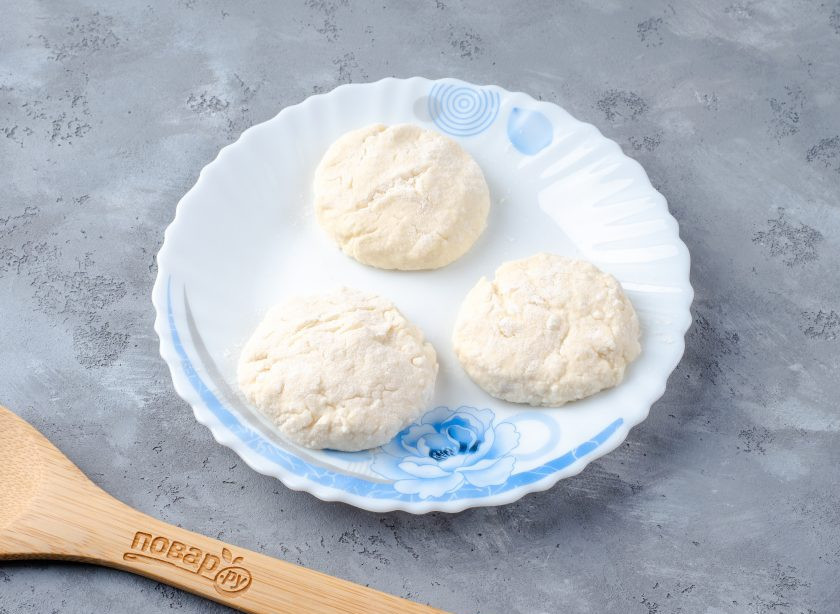 1. Этап. Сырники из обезжиренного творога: Столовой ложкой возьмите тесто, сформируйте сырник и обваляйте в муке.