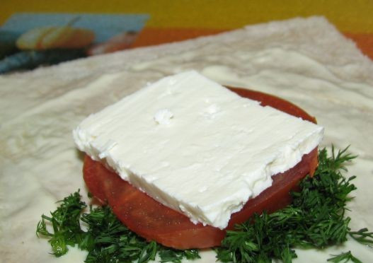 1. Этап. Лаваш с брынзой: Выкладываем кусочек брынзы на помидор. Можно поперчить.