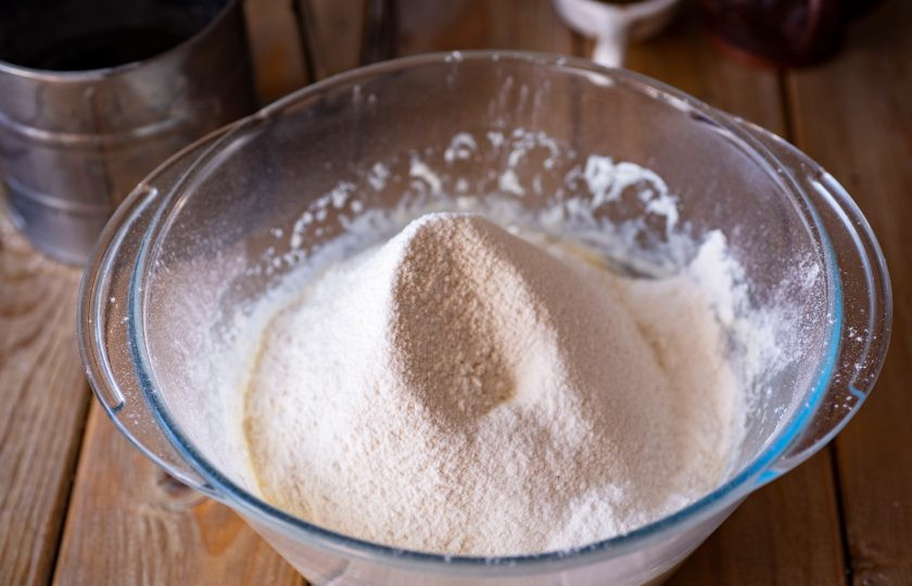 1. Этап. Рогалики с корицей: Просейте муку.