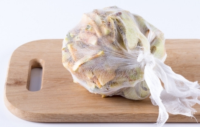 1. Этап. Яблочный конфитюр (простой рецепт): Кожуру и сердцевину не выбрасываем, а собираем в марлю. Они нам еще пригодятся.