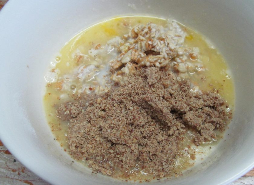 1. Этап. Ореховые оладьи с малиновым соусом: Кефирную смесь смешайте с перебитыми орехами и смесью из молока и хлопьев. Все тщательно перемешайте и дайте настояться 20 минут.