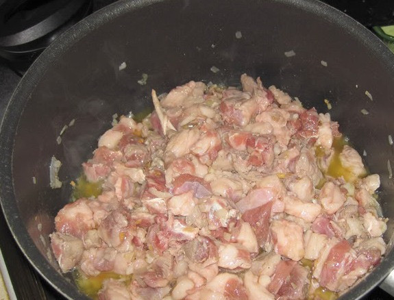 1. Этап. Плов из баранины с помидорами: Баранину промываем и нарезаем на небольшие кусочки, выкладываем мясо в кастрюлю и жарим его на среднем огне 5 минут. Затем мы добавляем к мясу специи, солим его и пол часа тушим баранину на медленном огне, при необходимости к мясу можно влить немного водички.