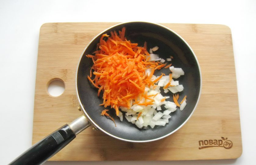 1. Этап. Борщ с пекинской капустой: Морковь и лук очистите, помойте. Морковь натрите на терке, а лук мелко нарежьте. Выложите в сковороду.