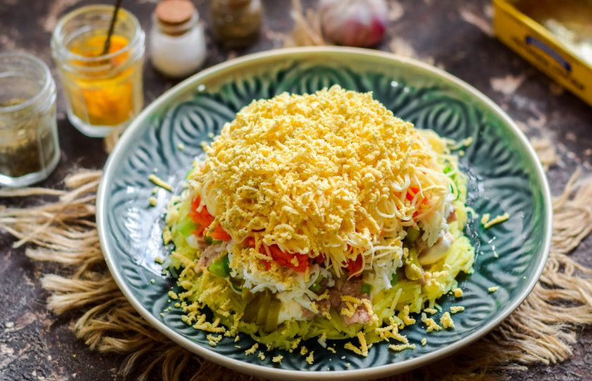 1. Этап. Салат из печени трески слоеный: Завершающим слоем выложите натертые на мелкой терке желтки. Пропитайте салат час и подавайте к столу.