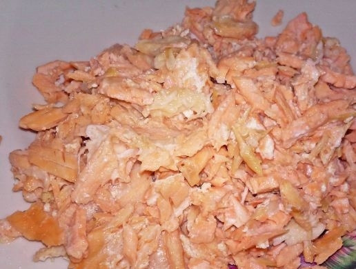 1. Этап. Лососевый суп: 5. Остывший хребет лосося разбираю на небольшие кусочки (только мякоть).