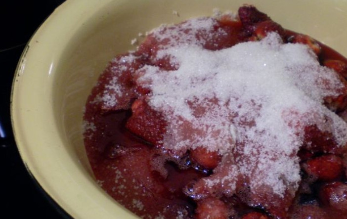 1. Этап. Клубничное варенье янтарное: Оставляем так на 3-4 часа, чтобы клубника пустила сок.