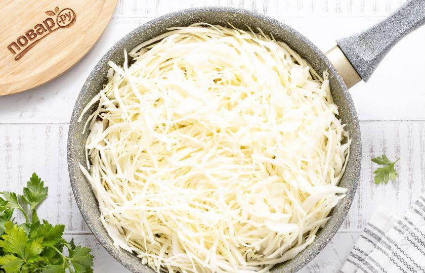 1. Этап. Капуста по-индийски: Капусту мелко нашинкуйте. Добавьте в сковороду капусту, посолите и перемешайте. Накройте крышкой и тушите 15 минут на слабом огне. Периодически помешивайте.