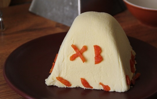 1. Этап. Пасха из козьего творога: 9. Украшаем её по вкусу и подаем к праздничному столу.