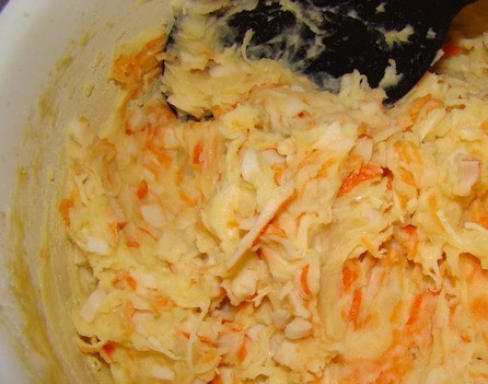 1. Этап. Котлеты из овощей: Добавьте их в картофель и перемешайте.