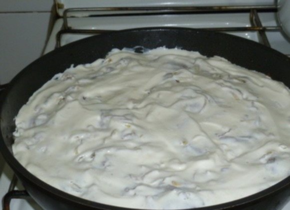 1. Этап. Куриная печень в сметане: И залейте блюдо сметаной. Под закрытой крышкой протушите около 25 минут на слабом огне.