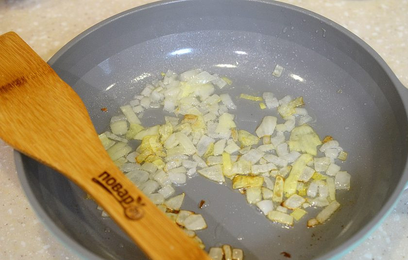 1. Этап. Салат Оранжевый: 3. Лук нарежьте кубиком, обжарьте с добавлением масла и выложите следующим слоем.