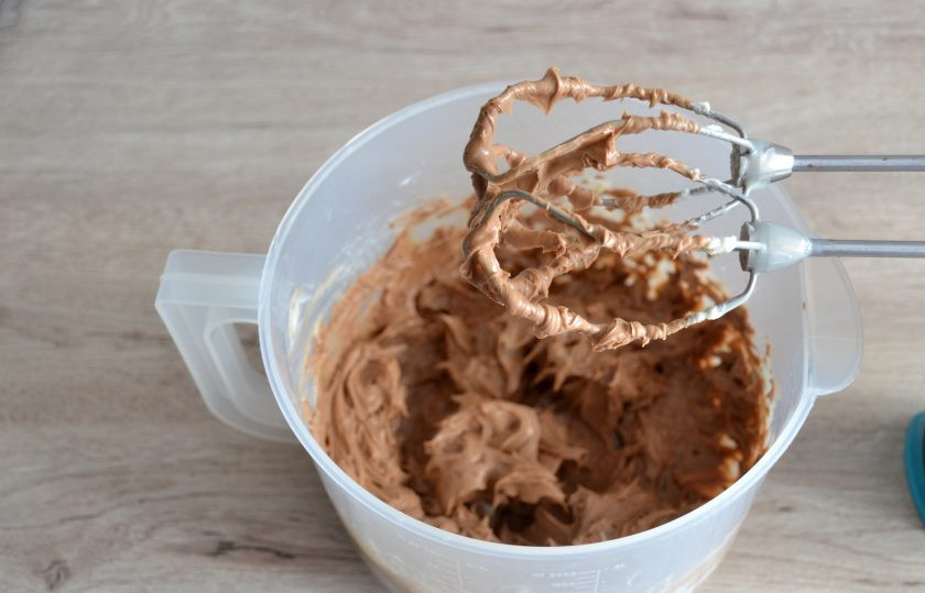 1. Этап. Профитроли с масляным кремом: Взбейте крем вместе с шоколадом до однородности.