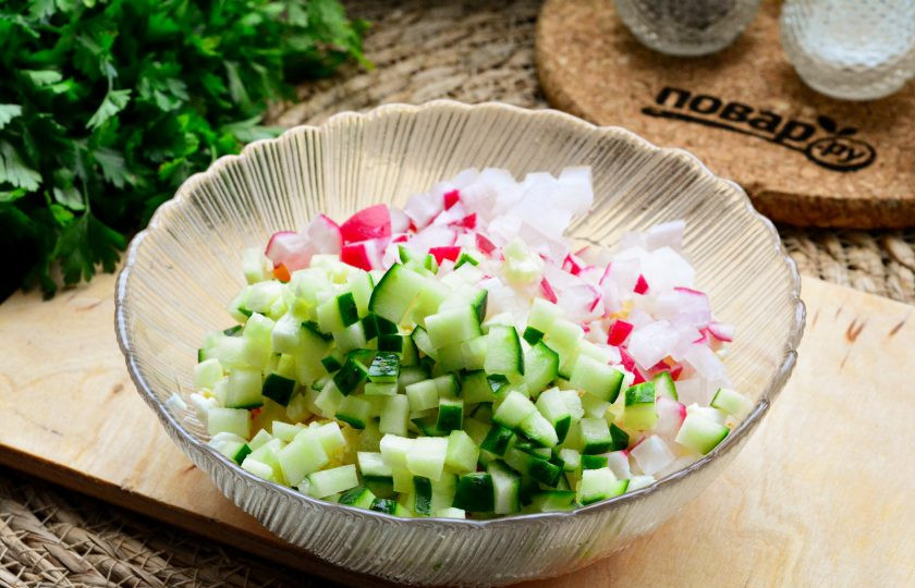 1. Этап. Салат Осенняя палитра: Затем добавьте в салат свежие овощи — нарезанные кубиками огурцы и редис.