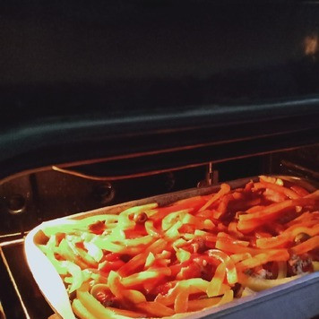 1. Этап. Курица в томатном соусе с оливками: Форму с курицей и овощами отправить в духовку, предварительно разогретую до 200С на 45мин. При необходимости можно подлить немного воды в процессе готовки.