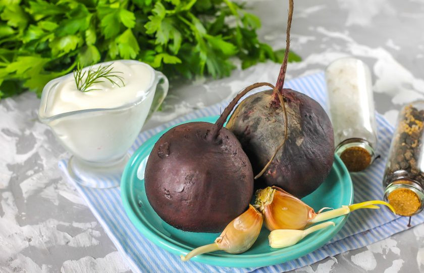 1. Этап. Свекла со сметаной и чесноком: Подготовьте необходимые ингредиенты. Свеклу заранее отварите или запеките. Магазинные овощи лучше всего варить, чтобы удалить большую часть нитратов, а домашнюю свеклу лучше всего запекать.