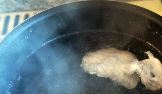 1. Этап. Бенедикт по-сибирски: Тем временем в кастрюле вскипятить воду, добавив в нее уксус. Убавить огонь так, чтобы вода только закипала, но не кипела. Яйцо очень аккуратно, чтобы не повредить желток, разбить в емкость. Венчиком сделать в воде воронку, влить яйцо. Варить 3-4 минуты. Выложить на бумажную салфетку.