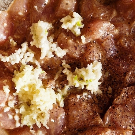 1. Этап. Стеклянная лапша с индейкой и шпинатом: Затем добавляем к мясу соус терияки, выдавленный чеснок, соль и перец. Перемешиваем и оставляем мариноваться - можно и на несколько часов, однако если спешите - 10 минут будет достаточно.