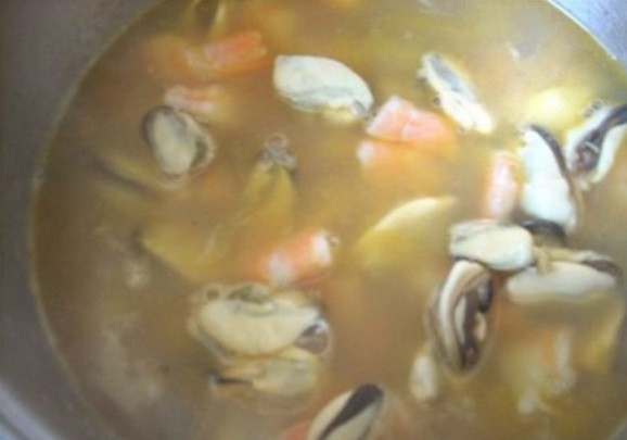 1. Этап. Суп из морепродуктов со сливками: Затем добавьте картофель. Готовьте 5 минут, помешивая. Влейте воду с морепродуктами и доведите до кипения.