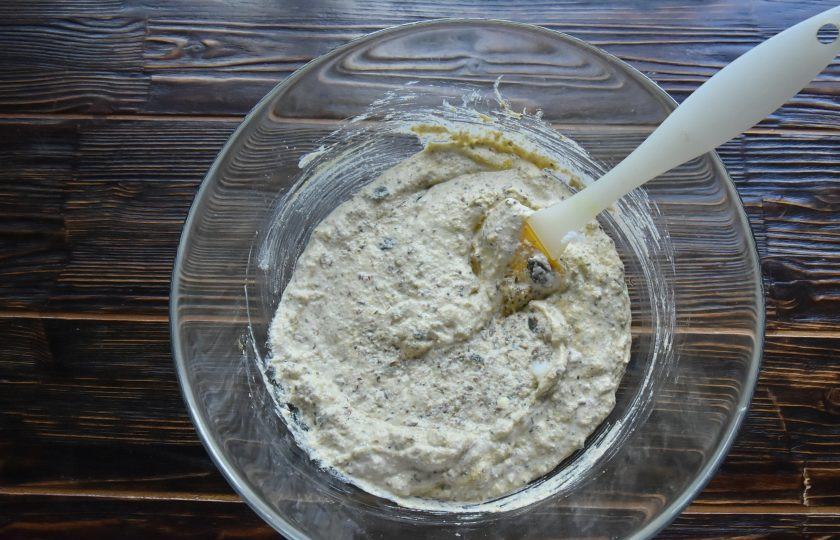 1. Этап. Хлеб из пшена и зеленой гречки: Замесить тесто, тщательно перемешивая смесь, чтобы все компоненты равномерно распределились.