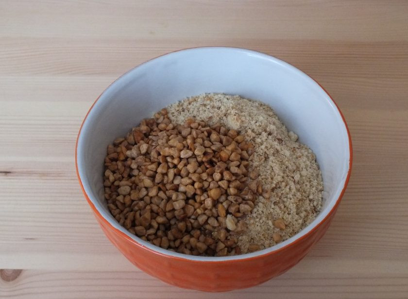 1. Этап. Конфеты Сладкий орешек: В чаше смешайте крошку печенья, измельченные орехи и медово-масляную смесь.