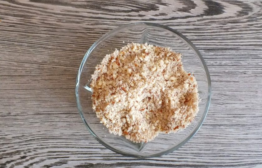 1. Этап. Булочки повышенной калорийности по ГОСТу: Измельчите орехи в мелкую крошку.