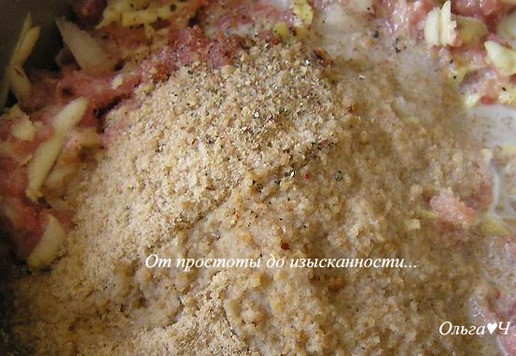 1. Этап. Шарики из индейки в томатном соусе: Добавьте молоко, белок, панировочные сухари, посолите, поперчите.