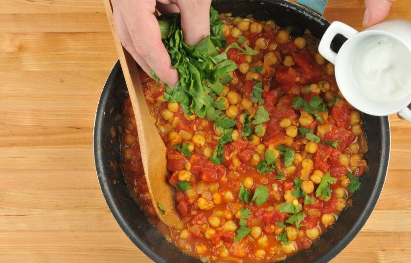 1. Этап. Карри из нута: 4. После этого всыпьте зелень и шпинат. Добавьте йогурт. Быстро перемешайте и выключайте плиту.