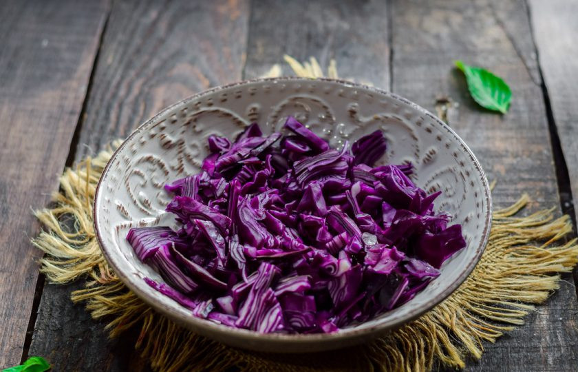 1. Этап. Салат с красной капустой и кукурузой: Красную капусту сполосните и нарежьте тонкой соломкой.