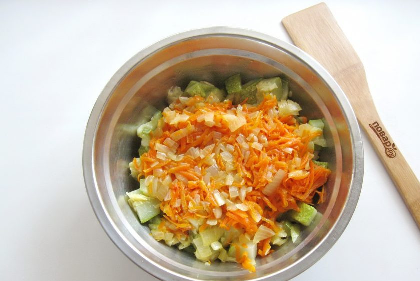 1. Этап. Икра из кабачков по ГОСТу: Добавьте морковь с луком к кабачкам.