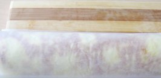 1. Этап. Омлетный рулет с плавленым сыром: 6. Заворачиваем в рулет и нарезаем порционно.