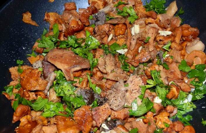 1. Этап. Салат с лисичками и зеленью: В сковороде растапливаем сливочное масло и выкладываем на нее чеснок и петрушку, жарим пару секунд, затем добавляем лисички и продолжаем жарить все до готовности грибов, минут 10-15.