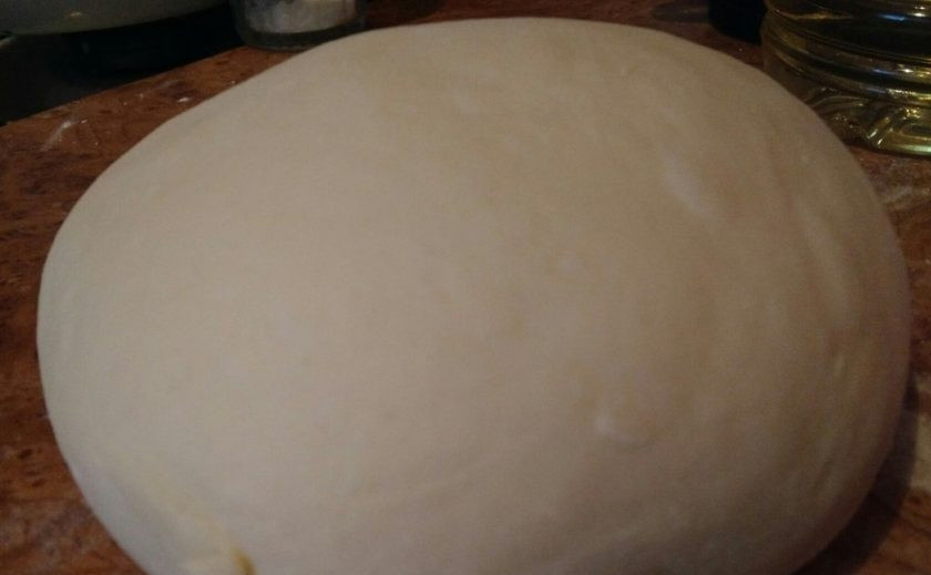 1. Этап. Жареные пирожки (простой рецепт на сыворотке): 1. Это тесто очень простое и готовится быстро: подогреваем немного сыворотку, добавляем соль и сахар по вкусу, гасим соду уксусом и всыпаем муку (сколько возьмет). Тесто должно получиться мягким и нежным. Оставьте его на некоторое время в тепле.