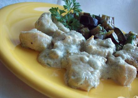 1. Этап. Куриное филе в соусе из сливок и сыра дор-блю: 6. Затем вынимаем из духовки, перекладываем на тарелку. Можно украсить зеленью и овощами.