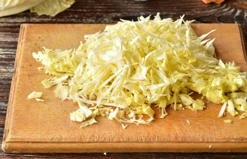 1. Этап. Капуста без сахара на зиму: Нашинкуйте капусту.