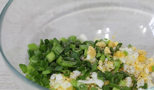 1. Этап. Вафли с яйцом и зеленым луком: Зелёный лук и варёные яйца нарезать, приправить по вкусу солью и чёрным перцем. Перемешать.