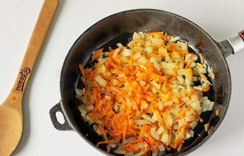 1. Этап. Тушеная капуста с перловкой: Обжарьте овощи на сковороде на растительном масле до мягкости.