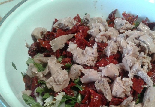 1. Этап. Салат Гурман из печени трески: Печень трески выловить из масла и поломать крупными кусочками к остальному.