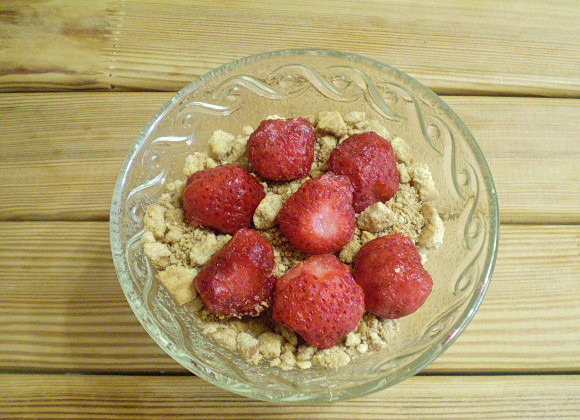 1. Этап. Сметанный десерт с ягодами: Далее — ягодный слой.