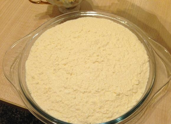 1. Этап. Запеканка из творога и манки: 5. Выложите творожную массу в форму для запекания, разровняйте поверхность.