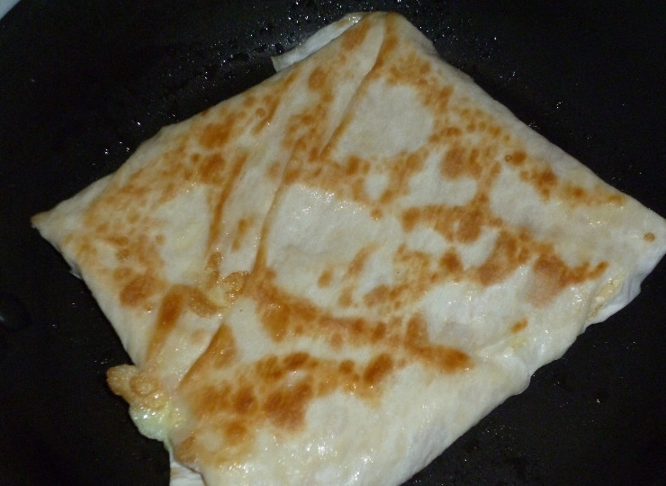 1. Этап. Ёка: Жарьте до румяного цвета с двух сторон, яйцо внутри должно приготовиться.