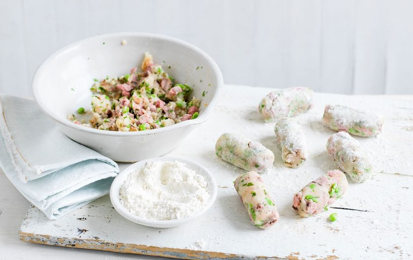 1. Этап. Крокеты с бараниной: 2. Сформируйте из мясной смеси небольшие колбаски и посыпьте их мукой.