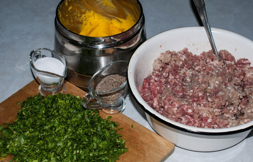 1. Этап. Фарш из баранины в домашних условиях: Мясо баранины, мелко порезанное на кусочки, пропускаем через мясорубку вместе с курдючным салом. Если хотите, можете добавить рубленую кинзу.