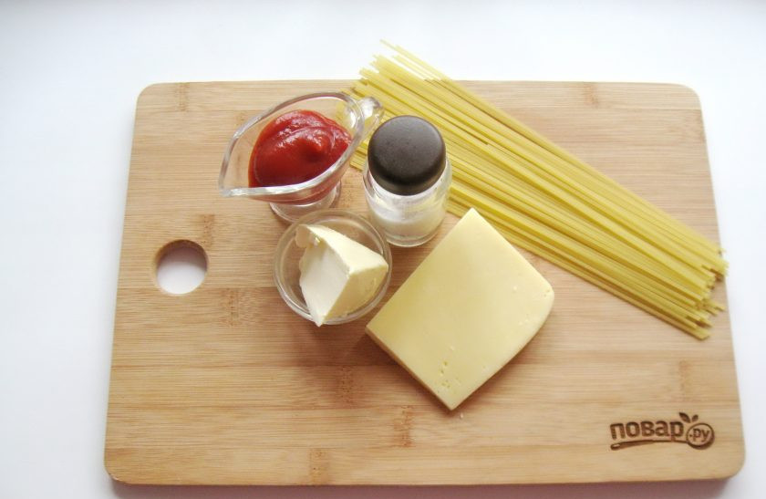 1. Этап. Спагетти с кетчупом: Подготовьте необходимые ингредиенты.