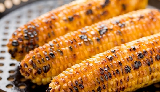 1. Этап. Cалат с нутом: 1. Первым делом нужно на гриле пожарить кукурузу. Более простой и быстрый вариант, как сделать салат с нутом, - это использовать консервированную кукурузу, например.