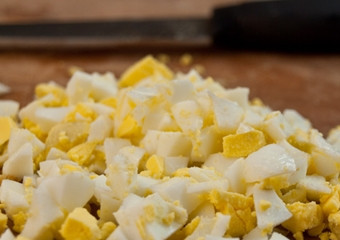 1. Этап. Салат в персиках: 2. С яйцами нужно поступить также: отварить, дать остыть и нашинковать кубиками небольшого размера.