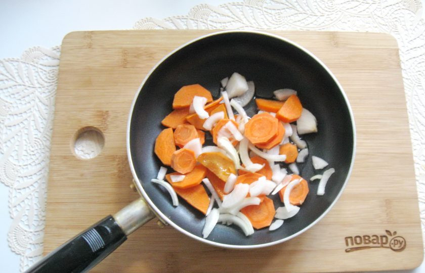 1. Этап. Суп-пюре из кабачков со сливками: Лук и морковь очистите, помойте и нарежьте. Выложите в сковороду с подсолнечным маслом. Слегка припустите овощи на небольшом огне.