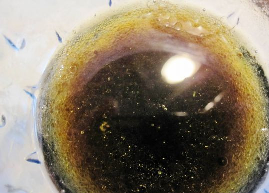 1. Этап. Карпаччо из семги: В небольшой мисочке смешиваем оливковое масло, уксус и лимонный сок.