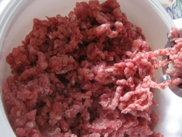 1. Этап. Котлеты из баранины в духовке: Пропустите через мясорубку мясо, хлеб, лук и чеснок.