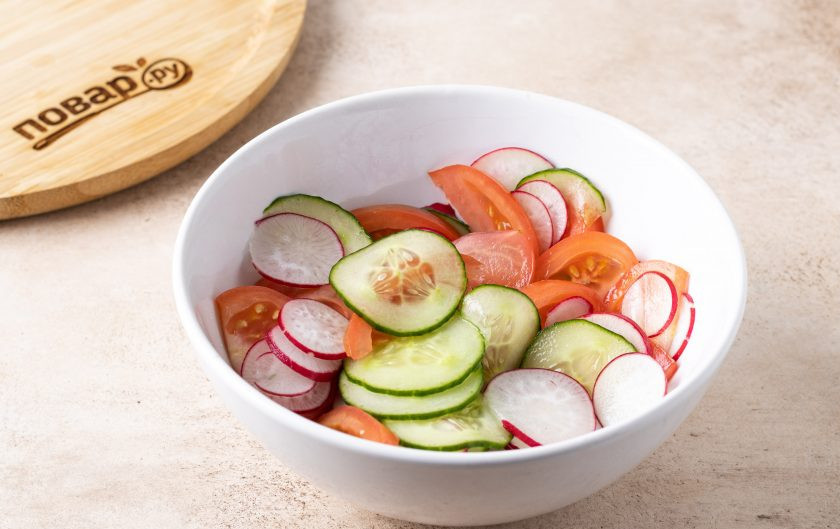 1. Этап. Пита начиненная хумусом и весенним салатом: Для салата нарежьте редис и огурец кружочками. Помидор порежьте тонкими ломтиками. Посолите и поперчите по вкусу.