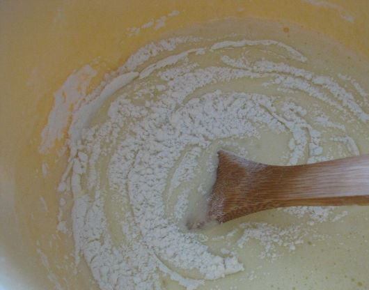 1. Этап. Торт Барбоскины: Аккуратно замешиваем тесто лопаткой.